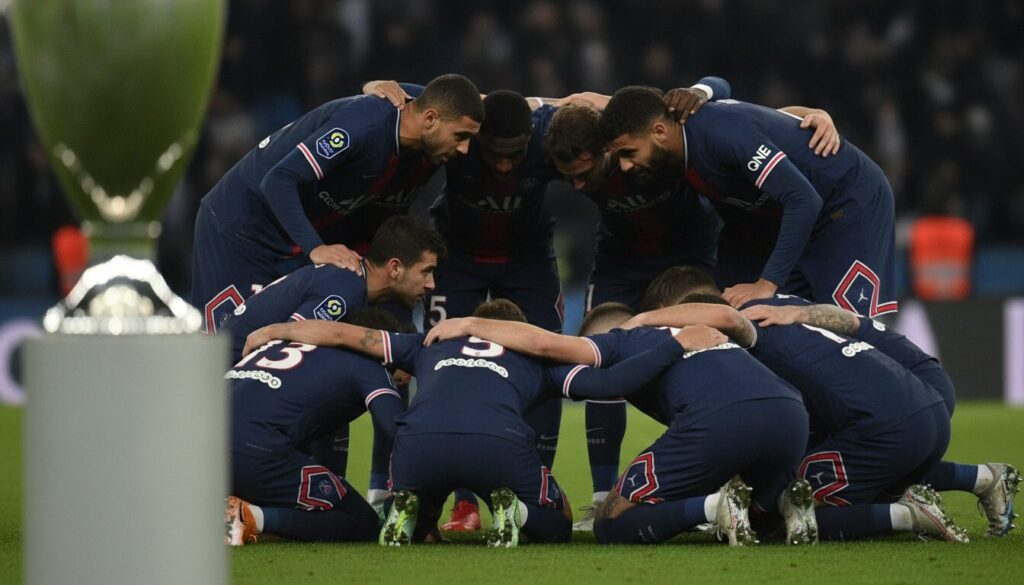 suivez en direct le match du trophée des champions entre lens et le psg. paris serre les rangs pour défendre son titre dans ce duel intense et spectaculaire.